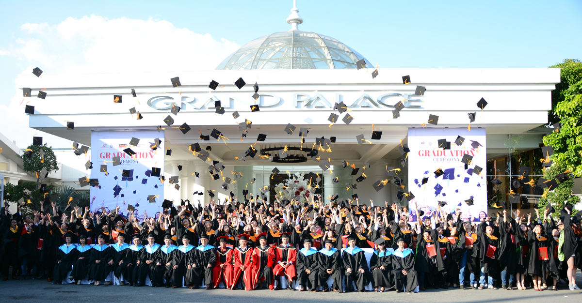 <p> Buổi lễ tốt nghiệp khép lại với nghi thức tung mũ của 493 tân cử nhân. Chiều ngày 7/11, lễ tốt nghiệp tương tự dành cho 400 sinh viên của FAI Hà Nội đã được tổ chức tại Khu công nghệ cao Hòa Lạc.</p>