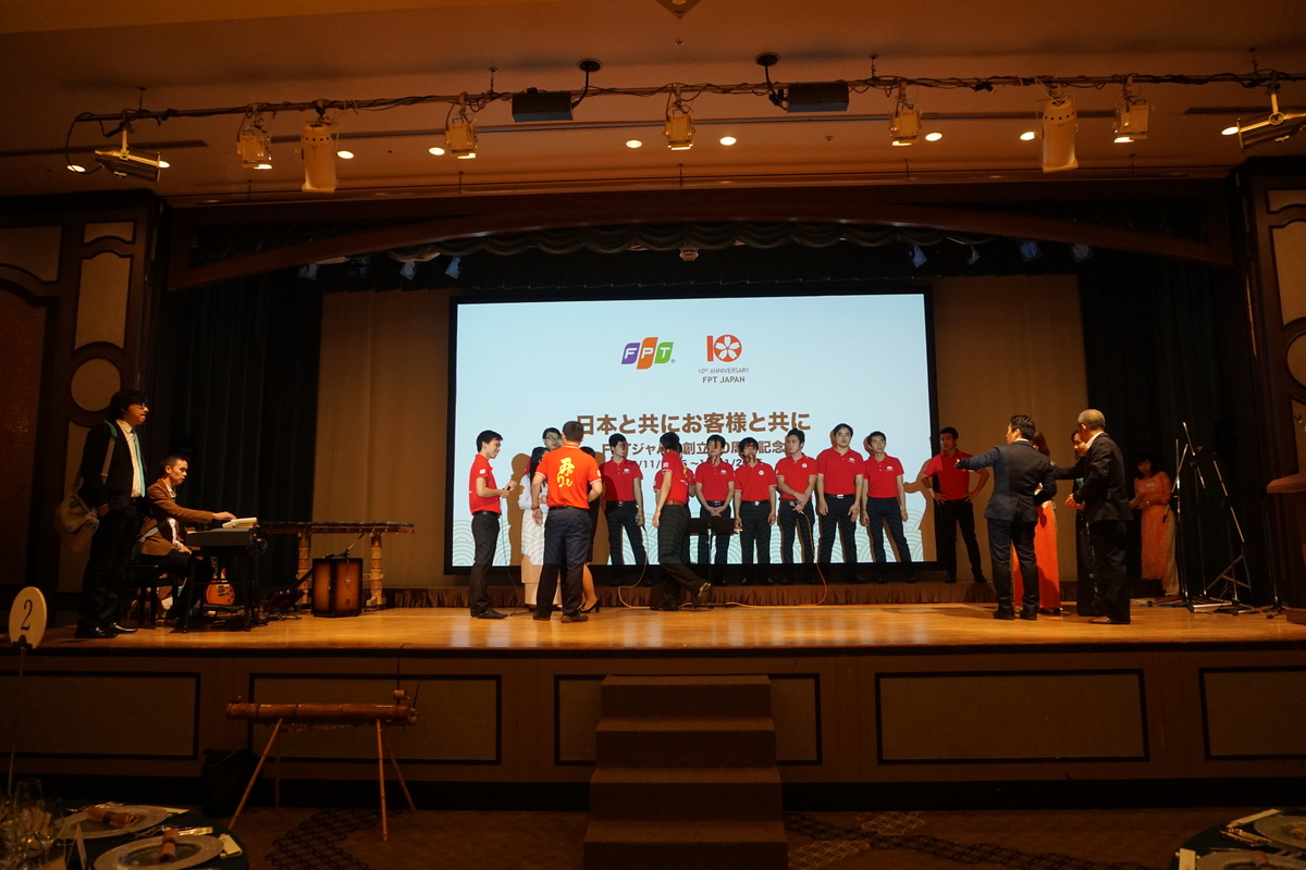<p> Đội 10K BrSE tập ghép lời bài hát Dòng sông lời thề song ngữ Nhật - Việt.</p>