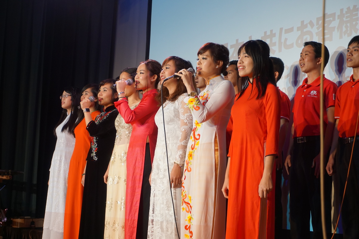 <p> FPT Japan đã trải qua 1 thập kỷ, đây chính là sự kiện trọng đại, ghi dấu sự phát triển của công ty tại thị trưởng Nhật Bản. Góp phần vào thành công này chính là sự giúp đỡ và tin tưởng của khách hàng. Để thể hiện thông điệp tri ân, BTC đã chuẩn bị các phần biểu diễn văn nghệ đặc sắc. Tiết mục mở màn FPT Dòng sông lời thề với sự thể hiện của các thành viên chương trình 10.000 BrSE và những cô gái FPT Japan với bài hát "Hãy cho tôi đôi cánh" cũng không nằm ngoài việc thể hiện thông điệp này.</p>