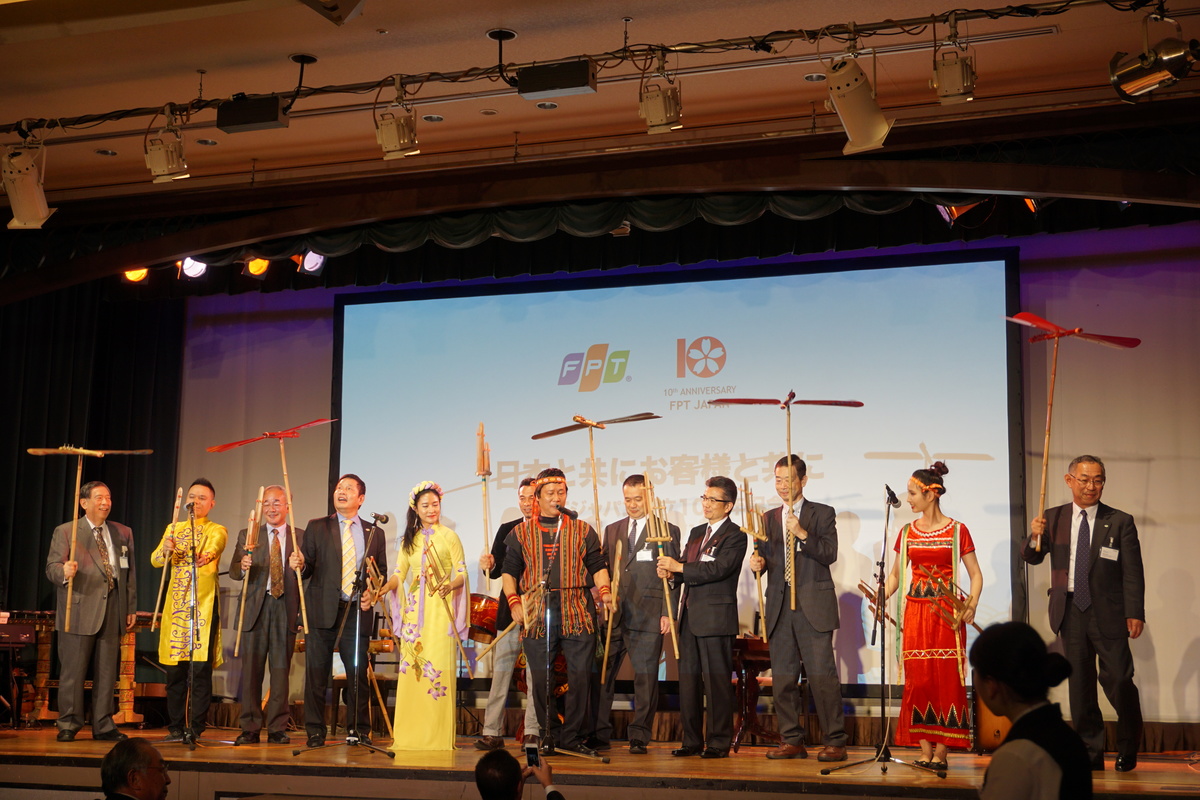 <p> Phần "ngẫu hứng" với nhạc cụ dân tộc được thể hiện bởi các nghệ sĩ của Việt Nam, ban lãnh đạo FPT và đại diện khách hàng nhận được sự ủng hộ nhiệt tình của đại biểu trong khán phòng.</p>