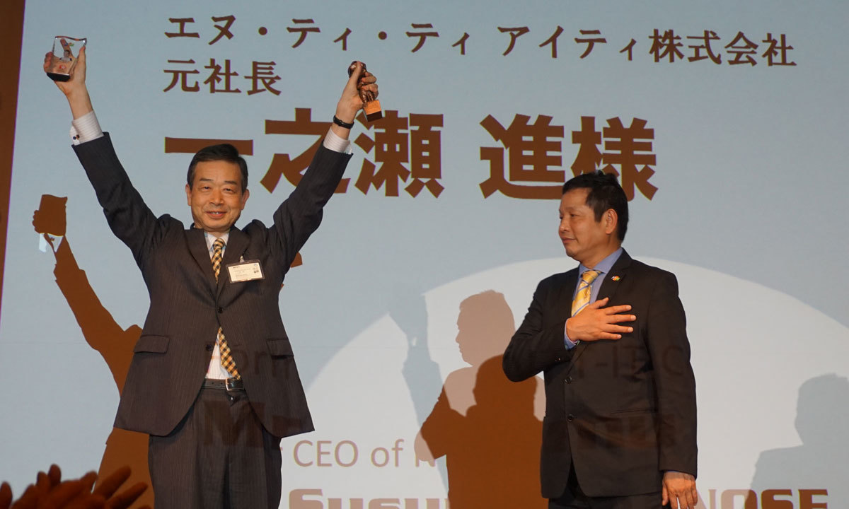 <p> Nhân dịp này, FPT Japan cũng tặng 11 pho tượng đồng Cuder, biểu trưng của FPT Software cho các khách hàng lớn của đơn vị.</p>