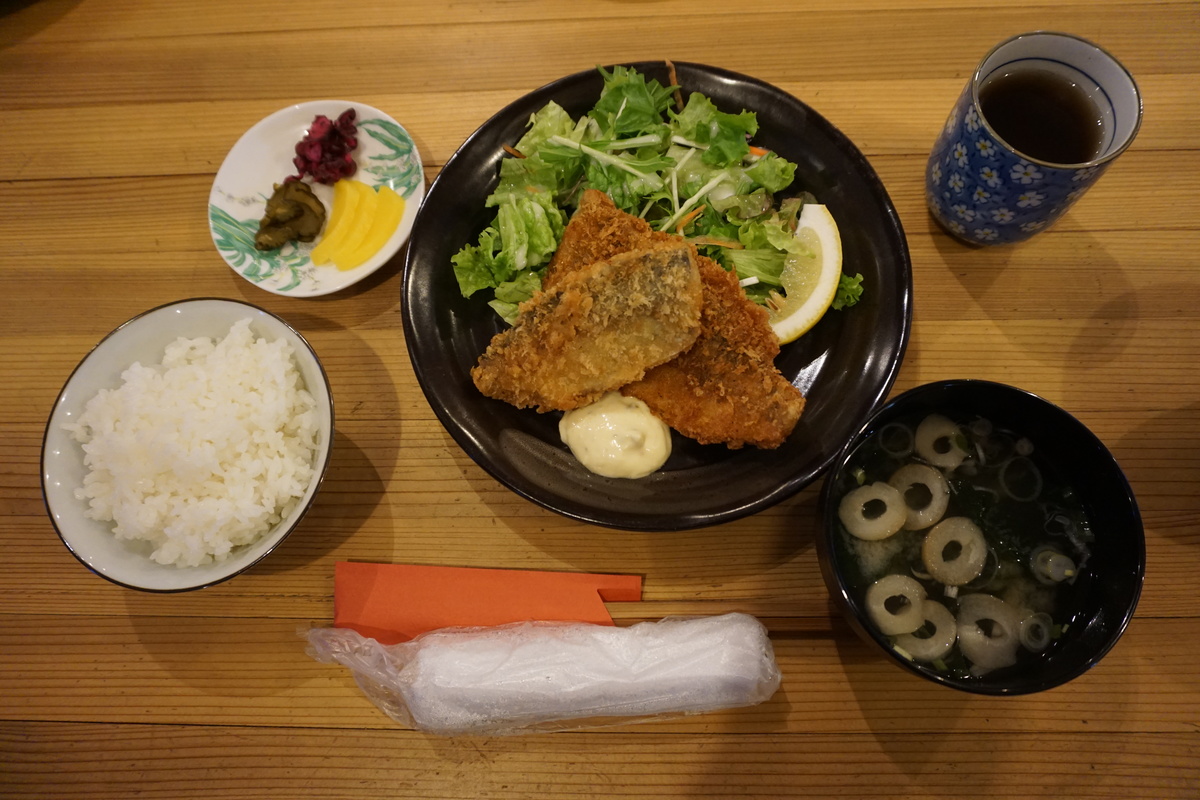 <p> Tại cửa hàng Hotokuan, mọi người được thưởng thức món cá Aji chiên. Đây là cá của vùng Soma. Bắt đầu từ năm 2014, người dân ở đây mới được đánh bắt trở lại và được dùng để chế biến các món ăn. , Rau được trồng ở Fukushima, cơm là gạo mới của tổ sản xuất ở Soma.</p>