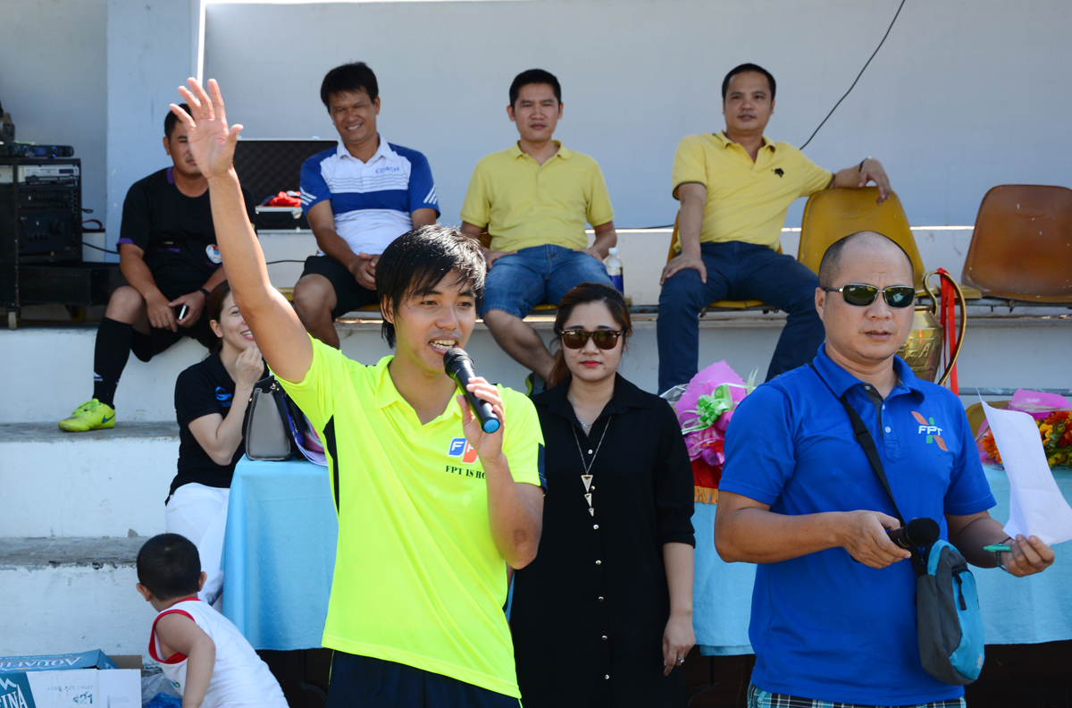 <p> Trung vệ Nguyễn Đình Huy (FPT IS) đại diện các cầu thủ tuyên thệ sẽ thi đấu cống hiến và fair play.</p>