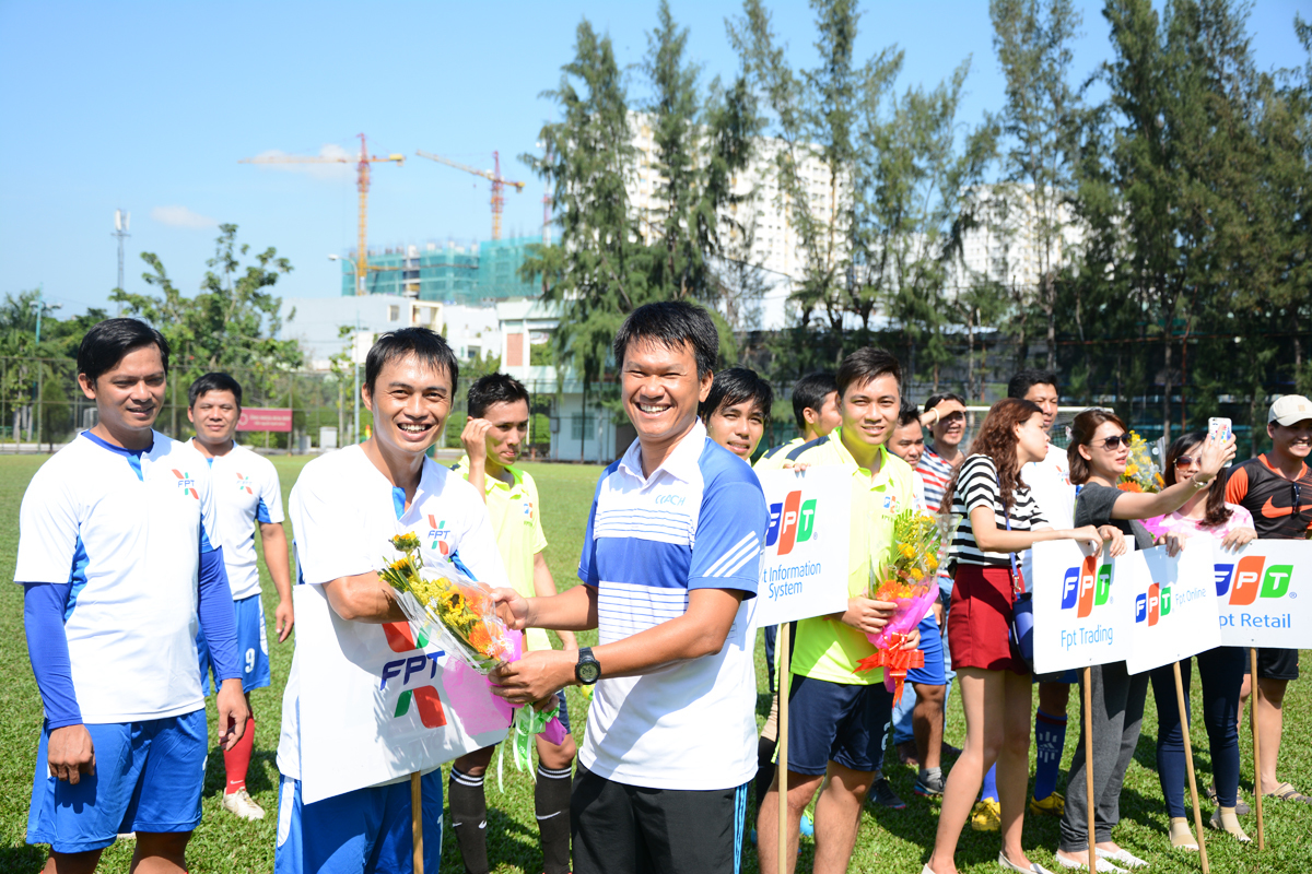<p> Anh Bùi Tuấn Anh, Chủ nhiệm CLB Công an TP HCM, và anh Nguyễn Văn Khoa tặng hoa cho các đội tham gia giải.</p>