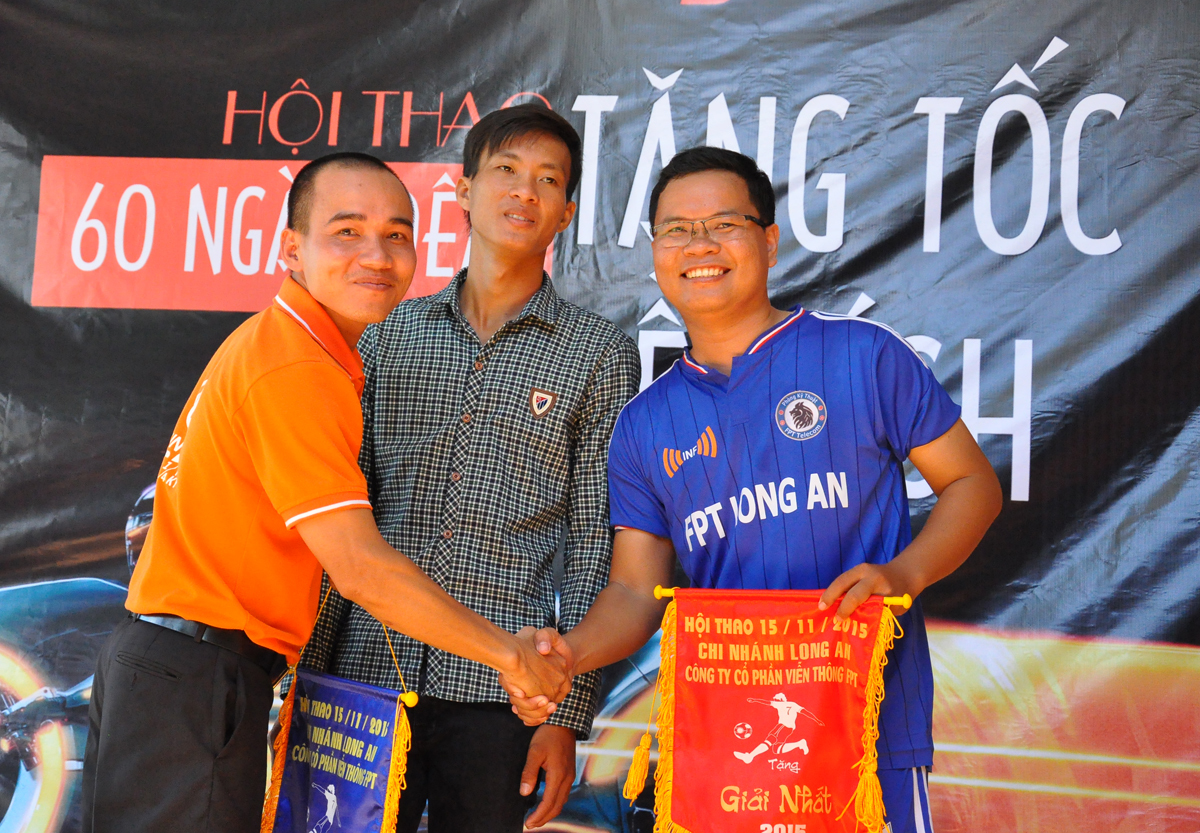 <p> Giám đốc chi nhánh Lê Tấn Thành trao giải Nhất bóng đá cho đội phòng Kỹ thuật. Các khách mời Tiền Giang nhận giải Nhì.</p>