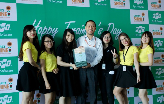 <p style="text-align:justify;"> Anh Nguyễn Đức Quỳnh, Giám đốc FPT Software HCM, cũng tham gia lễ tôn vinh các cán bộ làm công tác giảng dạy tại đơn vị. </p>