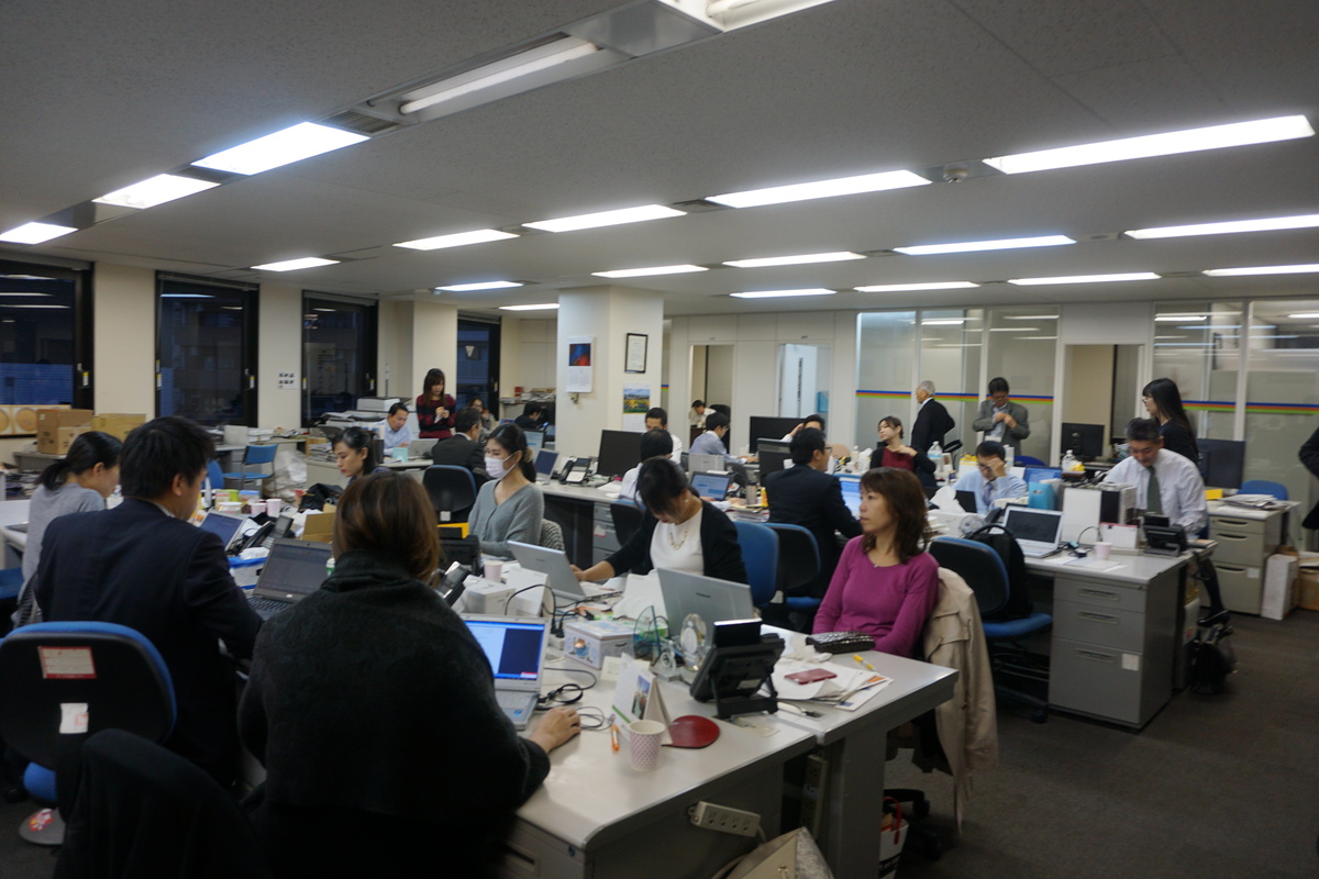 <p> Ở văn phòng này, CBNV làm việc tại tầng 1 và tầng 8. Không gian làm việc tại cả hai tầng đã kín chỗ. Trong hơn 4.000 người phục vụ thị trường Nhật Bản, riêng FPT Japan hiện có hơn 500 CBNV. Ngoài văn phòng chính tại Tokyo, FPT Japan còn có hai văn phòng tại Osaka và Nagoya. </p>
