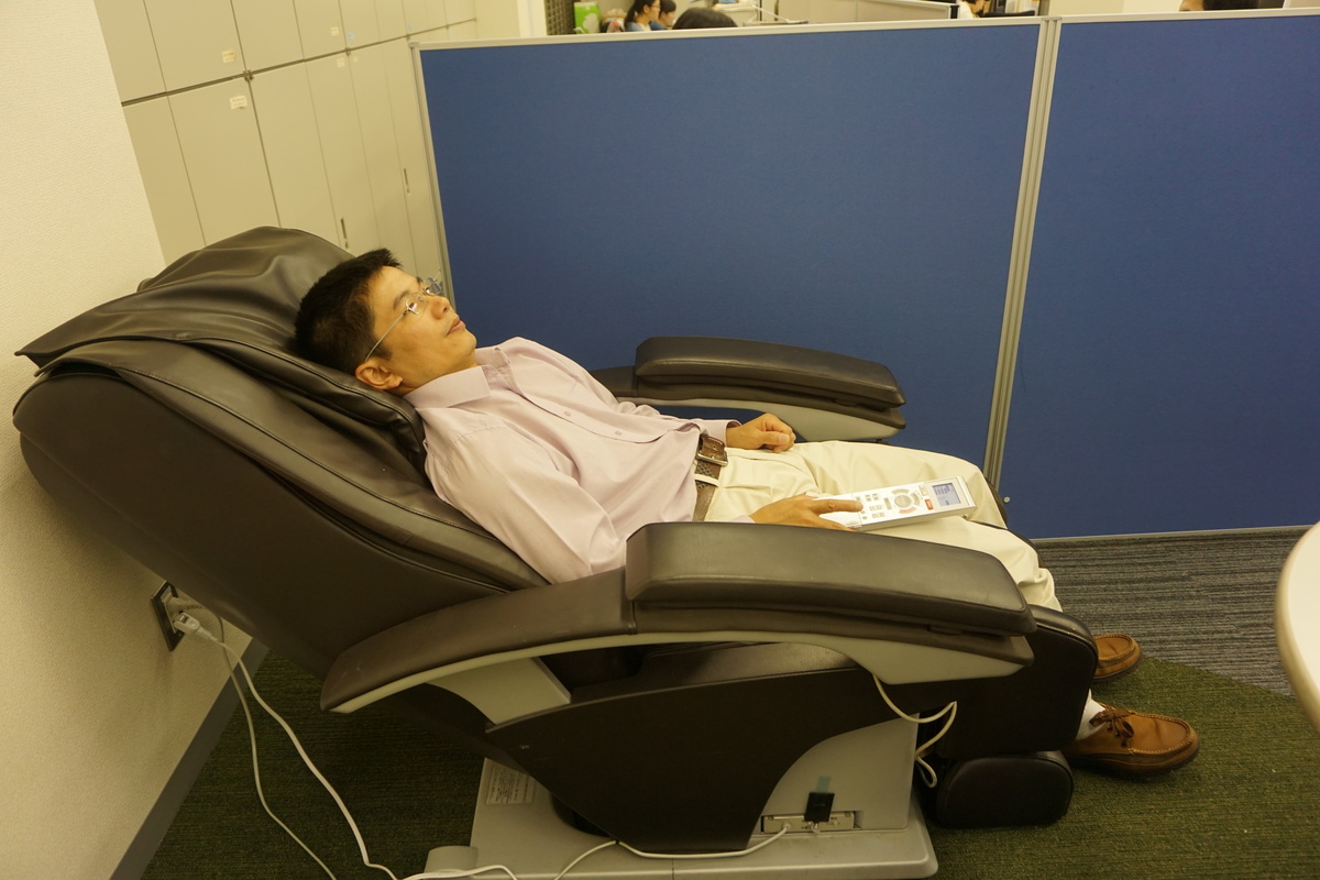 <p> Đơn vị cũng trang bị ghế massage nhằm giúp nhân viên giải tỏa mệt mỏi, căng thẳng sau giờ làm việc.</p>