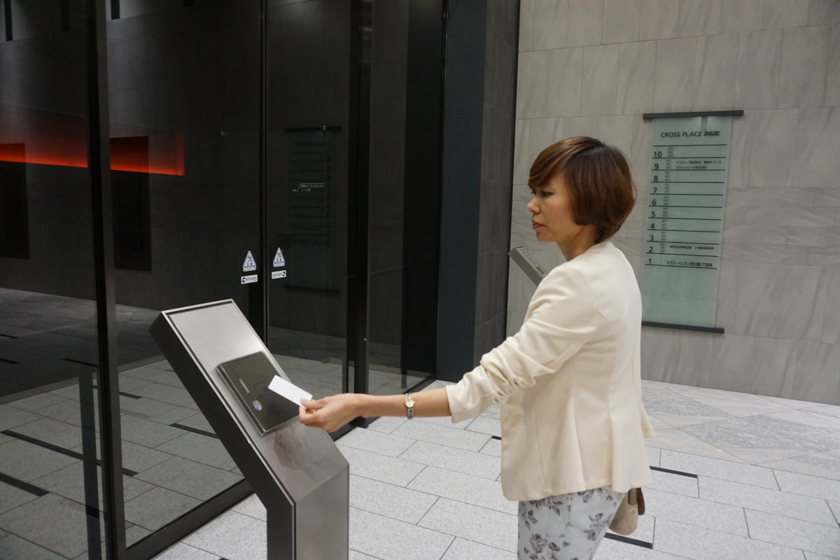 <p> Office mới của FPT Japan bao gồm toàn bộ mặt sàn tầng 6 và một phần của tầng 5. Nhân viên phải thực hiện check in bằng thẻ từ phía ngoài sảnh tầng 1. Khách đến có thể liên hệ trước qua điện thoại.</p>