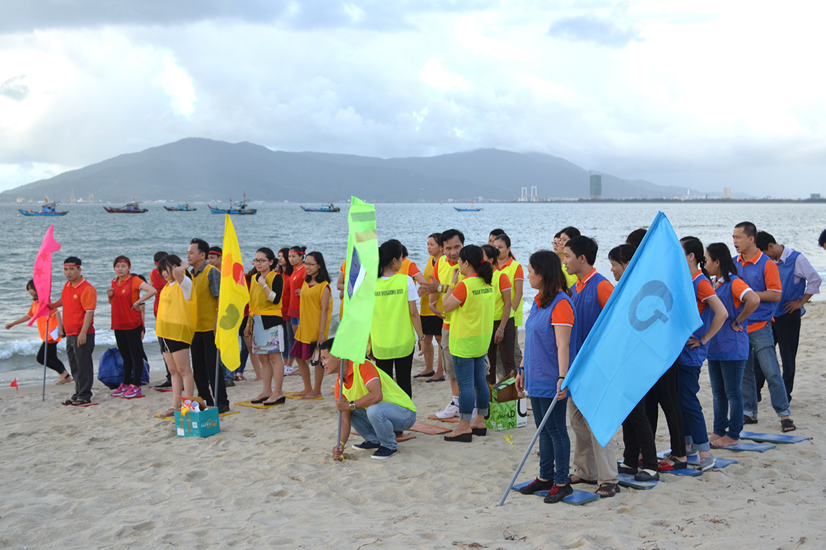 <p style="text-align:justify;"> Điểm dừng chân đầu tiên là bãi biển Nguyễn Tất Thành. Tại đây, 4 đội chơi lần lượt vượt qua các nội dung thi vận động như đua thuyền trên ván, giải ô chữ... </p>