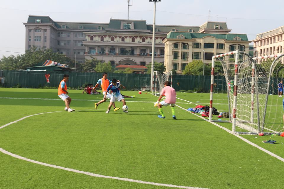 <p> Trái ngược với INF 2, người anh em Trung tâm Quản lý và Phát triển Hạ tầng miền Bắc - INF 1 (áo xanh) đã có một ngày thi đấu thăng hoa và tưng bừng. Đặc biệt, cầu thủ Đào Quang Sâm trở thành ngôi sao sáng chói của đội với cú “hat trick” huyền thoại đưa INF 1 hiên ngang tiến vào bán kết. Nhập cuộc với quyết tâm chiến thắng cao nên hai đội đá chặt chẽ và máu lửa ngay từ phút đầu. INF 1 tận dụng thời cơ tốt hơn và dẫn trước 2 bàn ở hiệp một do công của Đào Quang Sâm. Sang đầu hiệp hai, anh tiếp tục tỏa sáng, nâng cao cách biệt 3-0 cho đội quân INF 1. Trong khi đó, liên quân Ban Quản lý đường trục và Trung tâm Quản lý cước - CUP (áo tập vàng) chơi máu lửa, quyết tâm và đồng đội nhưng thiếu may mắn hơn. Đội chỉ gỡ được một bàn vào phút cuối của hiệp hai và chấp nhận rời cuộc chơi năm nay.</p>