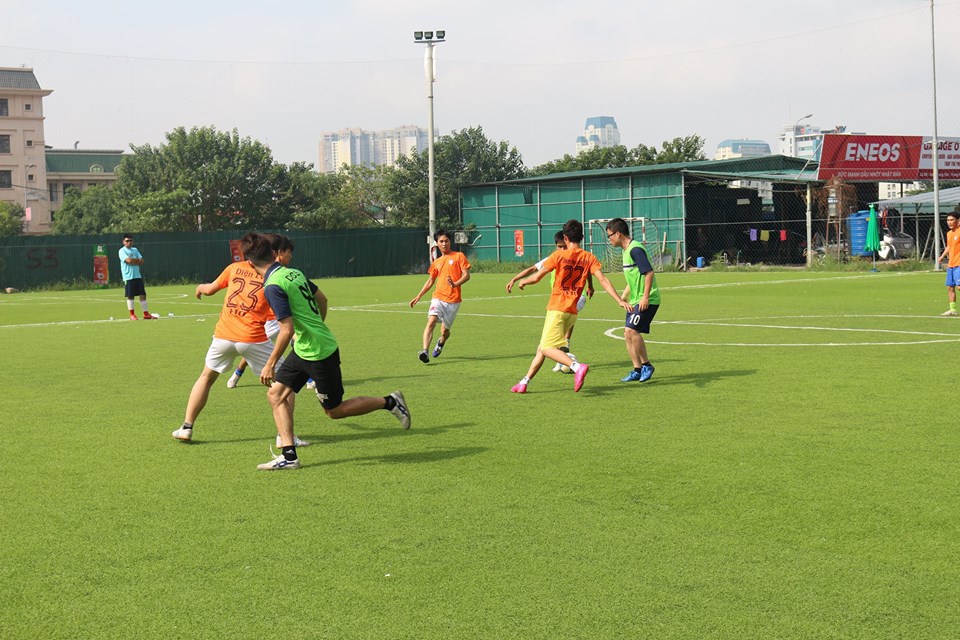 <p> Lịch sử đã không thể đảo ngược khi trung tâm kinh doanh duy nhất - Hà Nội 10 (áo cam) không thể bám trụ với giải đấu. Là đội quân trẻ, mới mẻ và đầy hứng khởi khi tham gia giải nhưng các thành viên của đội quân áo cam đã không thể vượt qua được đối thủ có bề dày truyền thống như Công ty TNHH MTV Viễn thông Quốc tế FPT - FTI 1 (áo xanh lá cây).</p>