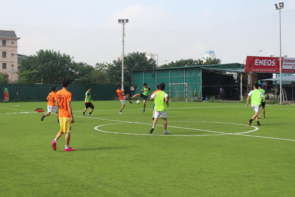 <p class="Normal"> Đặng Xuân Hưng đã có một ngày thi đấu tỏa sáng khi lập “cú đúp” mang lại tấm vé bán kết của đội quân Viễn thông Quốc tế. HN 10 dù bị loại nhưng đã để lại ấn tượng khó phai về một đội quân trẻ, nhiệt huyết, thi đấu đẹp mắt và đồng đội.</p> <p class="Normal"> Như vậy, 4 cái tên xuất sắc lọt vào bán kết năm nay gồm: Trung tâm Phát triển và Quản lý Hạ tầng miền Bắc - INF 1, Công ty TNHH MTV Viễn thông Quốc tế FPT - FTI 1, Liên quân HO FPT Telecom - HO, Hạ tầng Viễn thông miền Bắc - TIN 2. Loạt trận bán kết sẽ diễn ra ngày 29/11 tại sân bóng Thành Đồng mới, khu đô thị Nam Trung Yên, Trung Hòa, Cầu Giấy, Hà Nội. Trận chung kết Hà Nội Open 2015 dự kiến là ngày 6/12.</p>