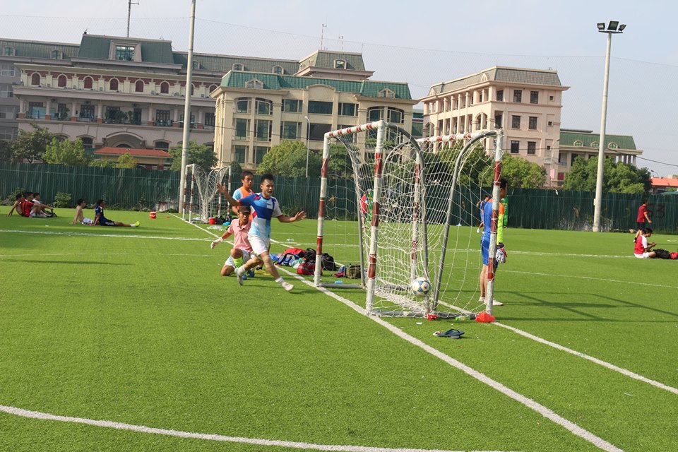 <p> “Chúng tôi rất vui khi đã giành quyền đi tiếp. Hai đội có một trận thi đấu tưng bừng, kịch tính và đầy cảm hứng. Tôi rất khâm phục đội bạn dù bị dẫn trước 3-0 nhưng vẫn chơi rất đẹp mắt và tràn đầy quyết tâm”, anh Nguyễn Xuân Đức, INF 1, chia sẻ.</p>