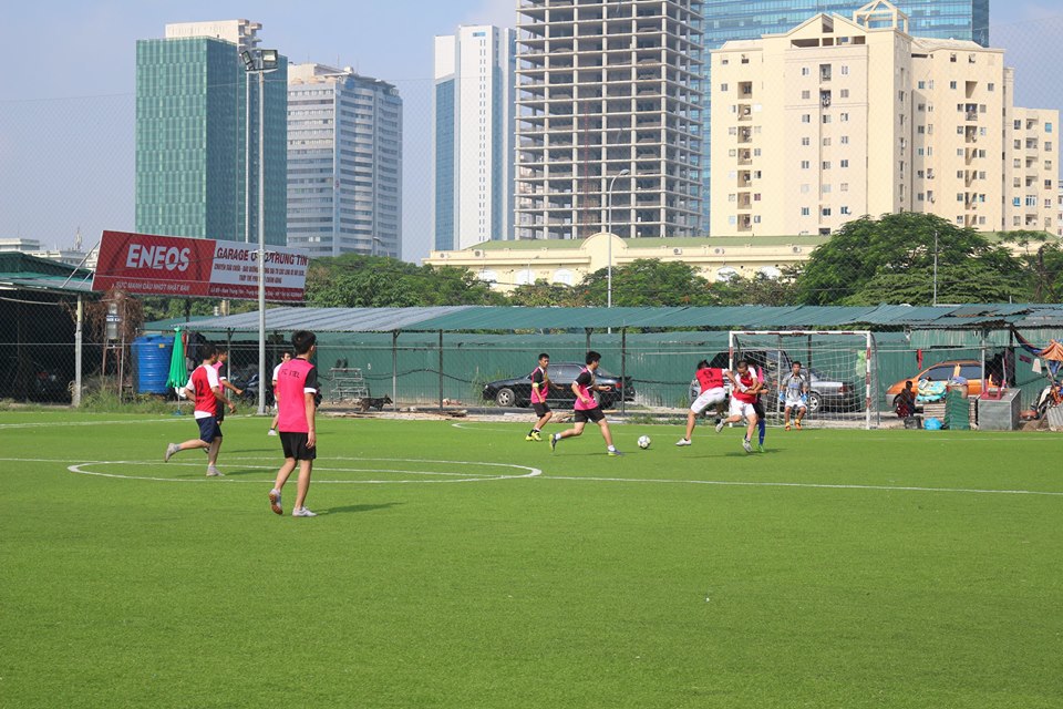 <p> Sáng nay (ngày 22/11), tại sân bóng Thành Đồng mới, Trung Hòa, Cầu Giấy, Hà Nội, 8 đội bóng xuất sắc bước vào loạt trận tứ kết sôi nổi của Hà Nội Open 2015. Tiết trời cuối thu khá oi nóng đã phần nào ảnh hưởng đến sức khỏe của các cầu thủ nhưng không vì thế mà các trận cầu kém phần hấp dẫn và kịch tính. Luật "knock out" khắc nghiệt của tứ kết đã khiến các đội thi đấu hết mình và ra sân với đội hình mạnh nhất. </p>