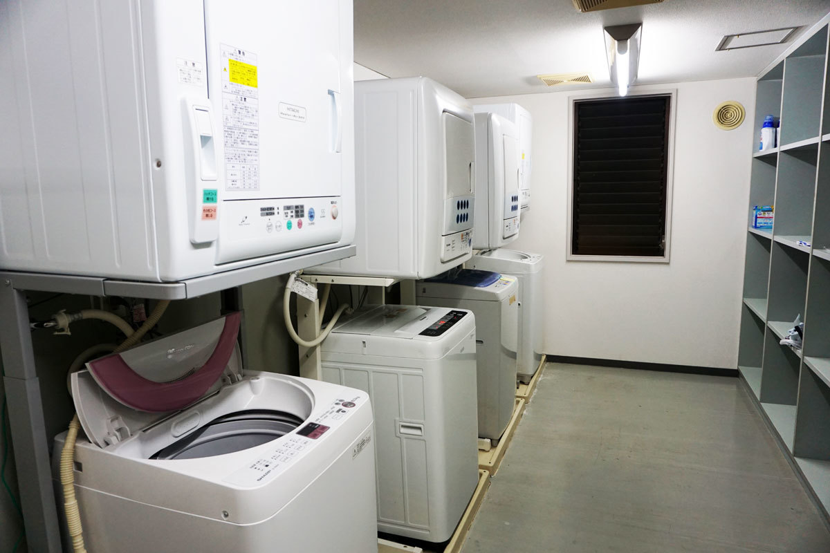 <p> Mỗi tầng đều có phòng giặt đồ và hệ thống máy sấy quần áo tiện lợi. Công ty cũng trang bị máy hút bụi để mỗi cá nhân tự vệ sinh phòng ở sạch sẽ.</p>