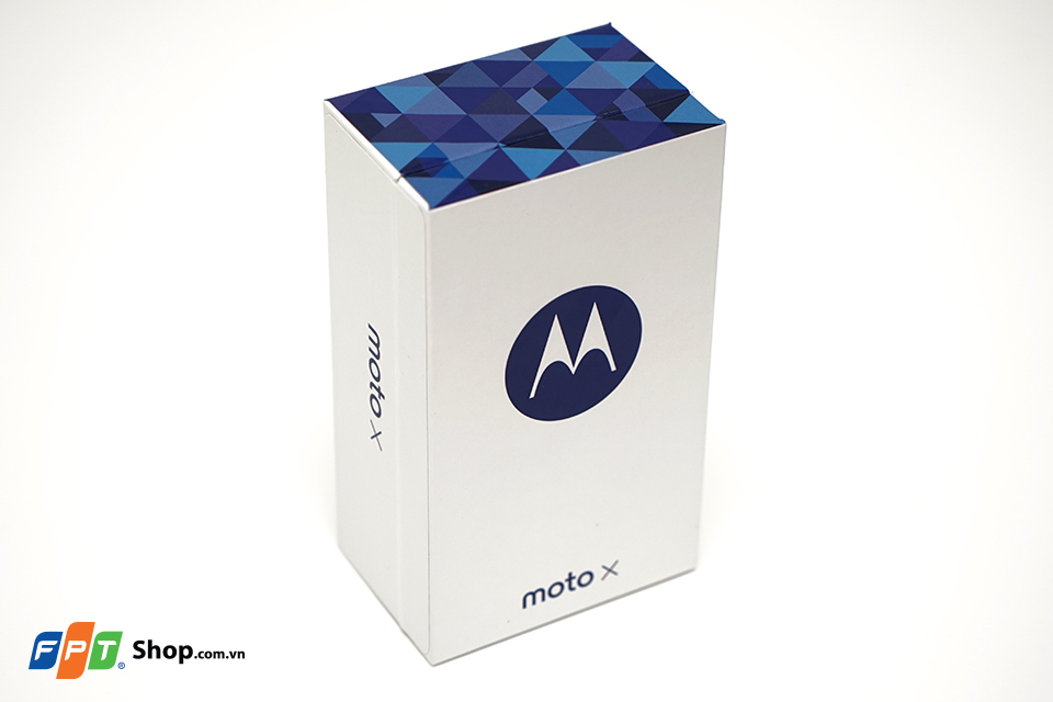<p> Thâu tóm thành công Motorola vào cuối năm 2014 nhưng Lenovo vẫn quyết định để cho thương hiệu điện thoại này hoạt động riêng biệt và từ đó đến nay hàng loạt mẫu smartphone chất lượng được Motorola đều đặn giới thiệu theo định kỳ. Motorola Moto X là một trong số những chiếc điện thoại xuất hiện vào thời điểm đó. Mặc dù không phải là smartphone mạnh mẽ đình đám nhất, nhưng Motorola Moto X lại gây ấn tượng với thiết kế độc đáo và nhiều tính năng thông minh đi kèm. Đây cũng là sản phẩm mà Motorola đặt kỳ vọng sẽ một lần nữa đưa hãng quay trở lại sân chơi smartphone đầy khắc nghiệt.</p>