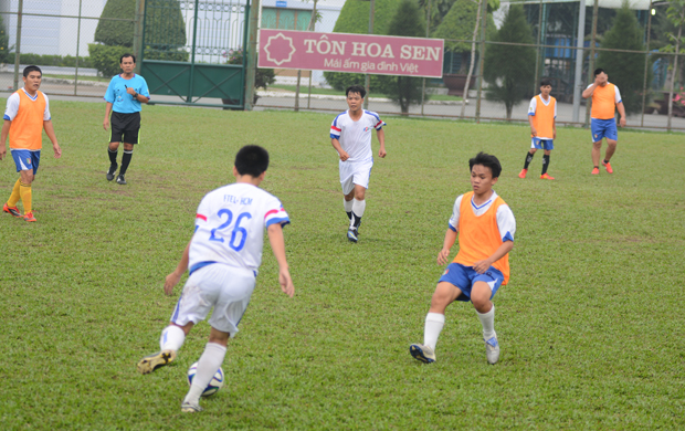 Đương kim vô địch FPT Telecom (áo trắng) giành quyền kiểm soát thế trận trong suốt 80 phút trên sân.