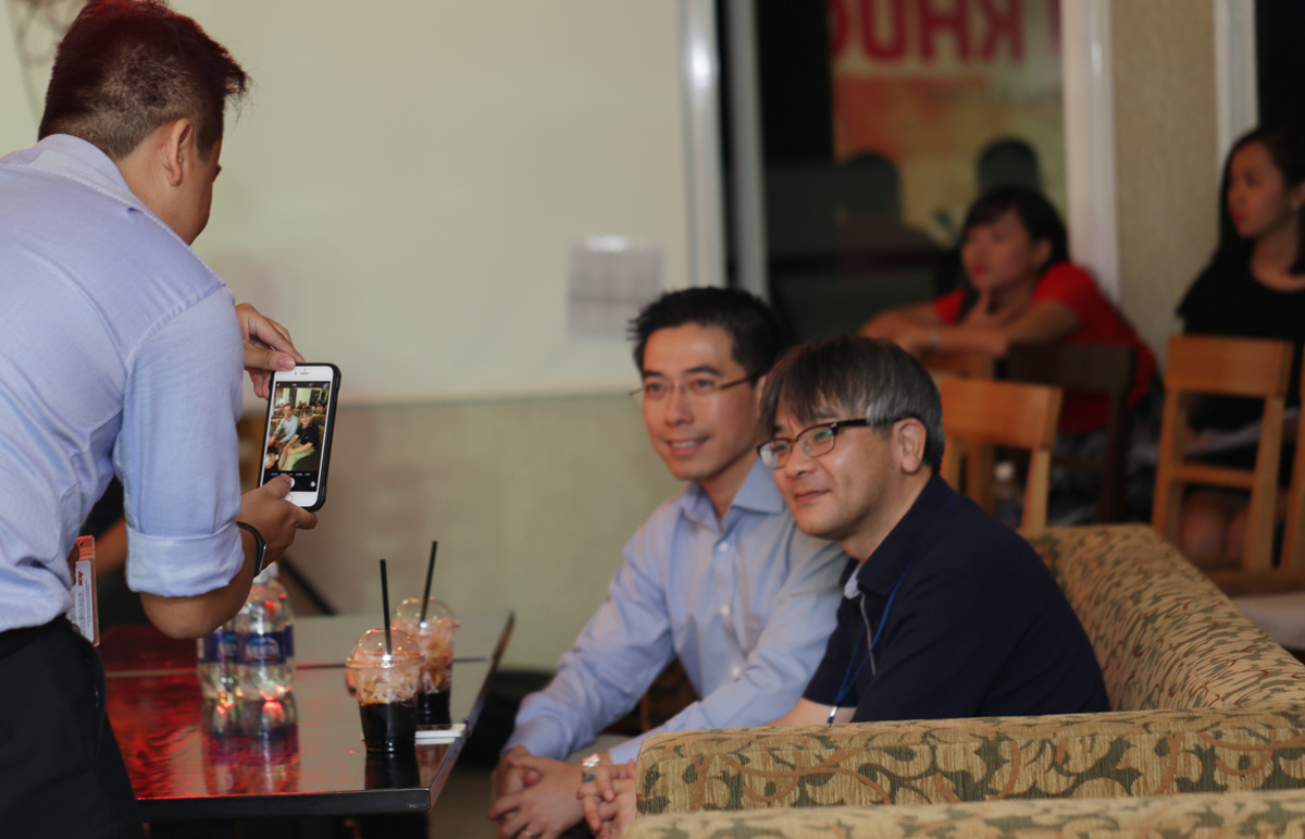 <p> Và chụp hình lưu niệm với CEO FPT Software Hoàng Việt Anh. <em>Ảnh</em>: <strong>Dương Thi</strong>.</p>