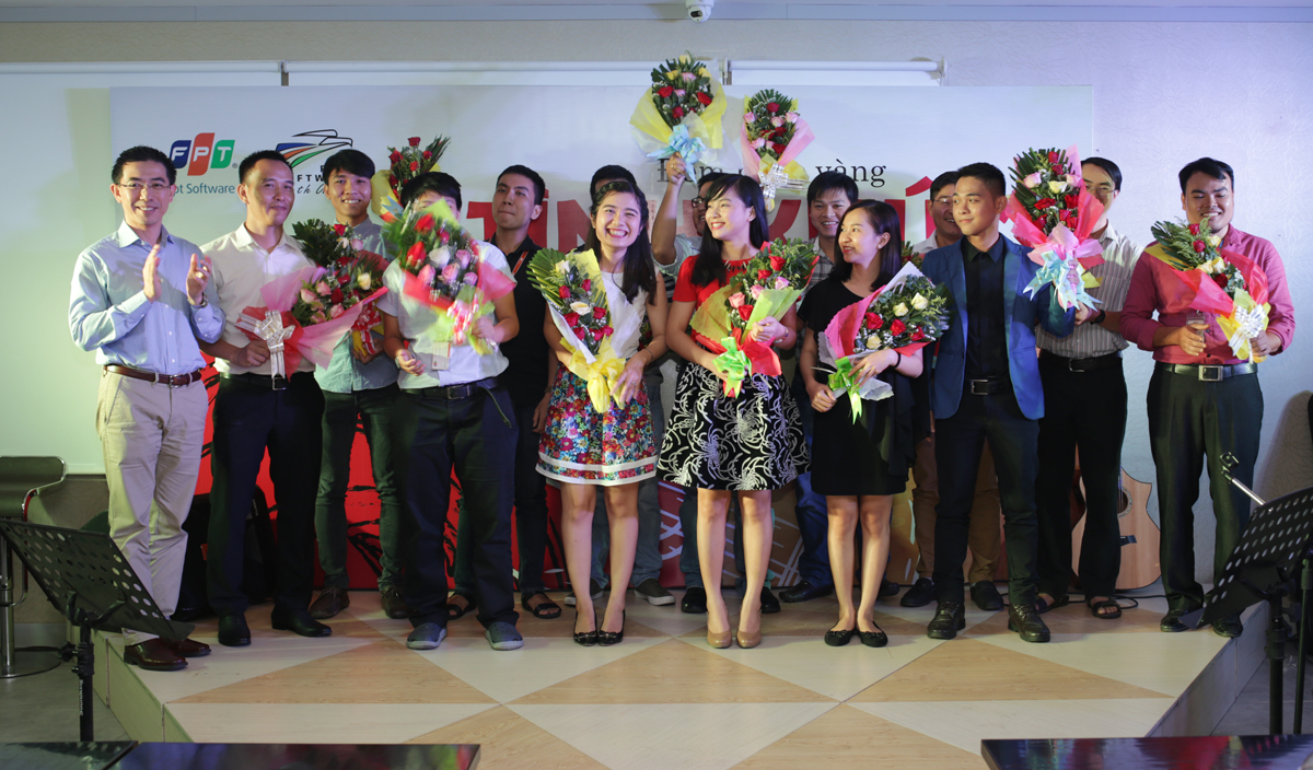 <p class="Normal"> TGĐ Hoàng Việt Anh tặng hoa các ca sĩ và thành viên ban nhạc trước khi Tìn<span>h khúc bắt đầu.</span></p>