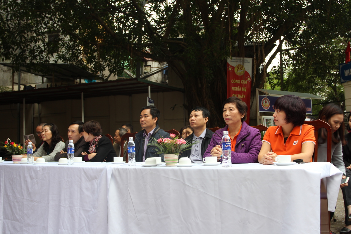 <p> Giám đốc Trách nhiệm Xã hội FPT Trương Thanh Thanh (thứ hai từ phải sang) và Chủ tịch Công đoàn FPT Trần Thu Hà (bìa phải) đại diện FPT đến tham dự chương trình. </p>