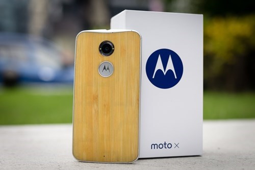 <p> Ngoài phiên bản với nắp lưng làm từ gỗ, người dùng cũng có thể lựa chọn phiên bản điện thoại Moto X có nắp sau làm từ nhựa màu đen.</p>