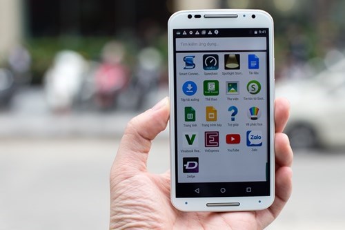 <p> Moto X gen 2 chính hãng được cài đặt sẵn Android 5.1 Lollipop với giao diện được Motorola tuỳ biến rất ít, gần như giữ nguyên phiên bản gốc từ Google nên hoạt động mượt, trải nghiệm tốt. Máy cũng hỗ trợ nâng cấp lên Android 6.0 Marshmallow thời gian tới. Màn hình Full HD 5,2 inch hiển thị rực rỡ, khá sắc nét nhưng độ sáng trung bình hơi thấp.</p>