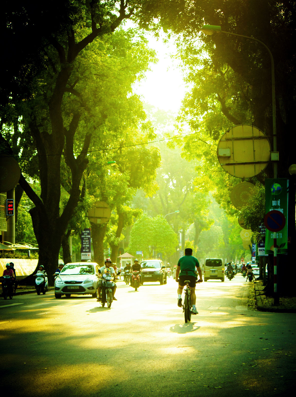 <p> Bộ ảnh này được Phúc chụp nhằm lưu lại những khoảnh khắc trên từng con phố mà cậu đi qua. Chút nắng vàng bay trên đường Phan Đình Phùng.</p>