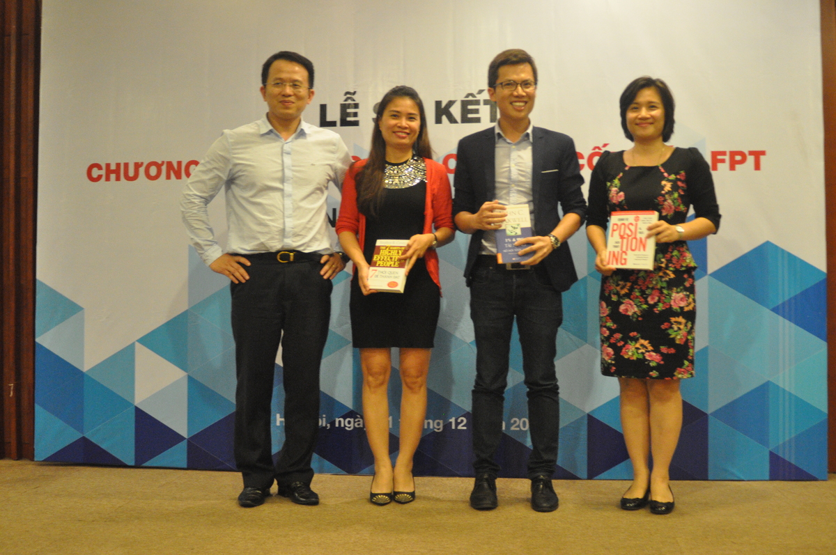 <p> Anh Hoàng Việt Hà trao phần thưởng cho các học viên tiêu biểu trong khoá học. Điều đặc biệt là các cá nhân được nhận thưởng do chính các đồng môn bình chọn.</p>