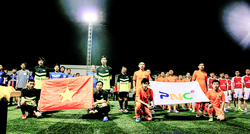 <p class="Normal"> PNC Close Cup 2014 quy tụ 8 đội gồm: PNC01, PNC02, PNC03, PNC04, PNC05, PNC06, Liên quân và BOS. Các đội được chia thành hai bảng thi đấu theo thể thức vòng tròn tính điểm. Kết thúc vòng loại, hai đội có điểm số cao nhất tại mỗi bảng sẽ giành tấm vé đi tiếp vào vòng bán kết và chung kết của giải để tìm ra nhà vô địch PNC Close Cup 2015.</p>