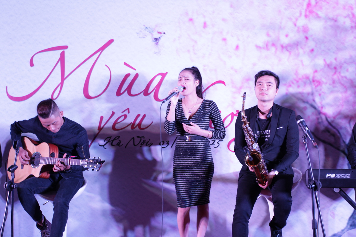 <p class="Normal"> Hằng Trần, nữ ca sĩ của band nhạc Dream High band phiêu lãng với “Nếu Em được chọn lựa”. Dù sinh năm 1993 nhưng Hằng Trần đã có nhiều năm đi hát phòng trà nên phong cách biểu diễn rất tự tin và chuyên nghiệp.</p>