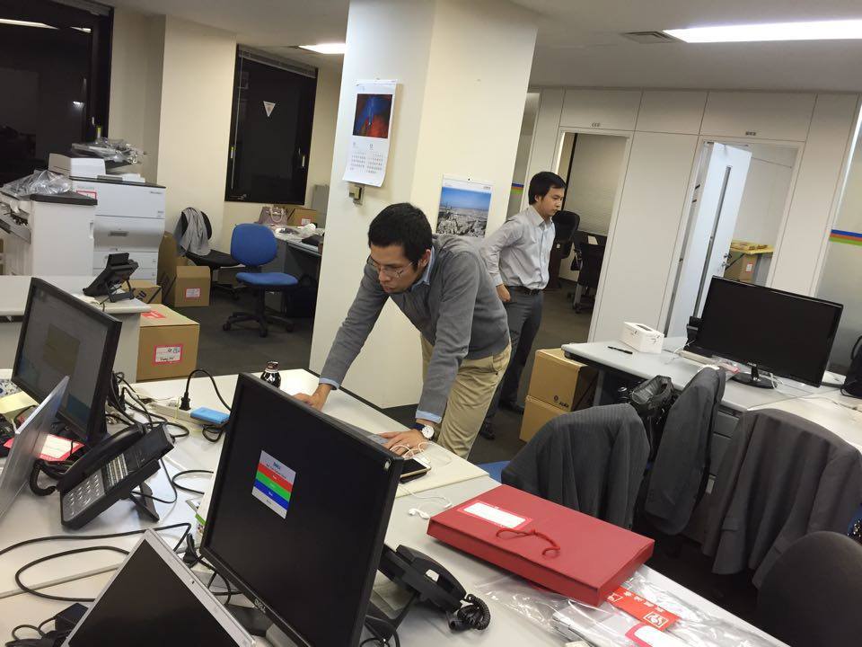 <p> Anh Nguyễn Tuấn Dương, FPT Japan, chia sẻ, việc công ty chuyển đến văn phòng mới to đẹp, khang trang hơn chứng tỏ công ty tăng trưởng. "Một chút lưu luyến chỗ ngồi cũ, nhưng phần nhiều cảm thấy phấn khích với chỗ ngồi mới", anh nói.</p> <p class="Normal"> <strong><em><a href="http://chungta.vn/photo/kinh-doanh/van-phong-moi-rong-hon-1-300-m2-cua-fpt-japan-44930.html">>>Văn phòng mới rộng hơn 1.300 m2 của FPT Japan</a></em></strong></p> <p class="Normal"> <em><strong><a href="http://chungta.vn/photo/nguoi-fpt/ky-tuc-xa-dau-tien-cua-nguoi-fpt-tai-nhat-44936.html">>>Ký túc xá đầu tiên của người FPT tại Nhật</a></strong></em></p> <p class="Normal"> FPT Japan được thành lập ngày 13/11/2005 tại Nhật Bản, hoạt động trong lĩnh vực dịch vụ phần mềm (IT Outsourcing). Sau 10 năm phát triển, FPT Nhật Bản đã trở thành doanh nghiệp phần mềm Việt Nam lớn nhất tại đây.</p> <p class="Normal"> Trong hơn 4.000 người phục vụ thị trường Nhật Bản, riêng FPT Japan hiện có hơn 500 CBNV. Ngoài văn phòng chính tại Tokyo, FPT Japan còn có hai văn phòng tại Osaka và Nagoya. FPT Japan cũng là đơn vị đầu tiên trong tập đoàn có hẳn một khu ký túc xá cho CBNV sang onsite.</p>