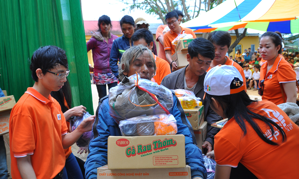 <p> Ông Kwel (giữa), người dân tộc K'Ho, thôn 3, cho biết như phần lớn người dân trong thôn, gia đình ông gồm 6 miệng ăn nhưng chỉ có 3 sào rẫy do Nhà nước cấp nên luôn trong tình trạng thiếu ăn. "Một ngày đi làm thuê cũng chỉ được khoảng 100.000 đồng, cả nhà đều trông vào đấy. Bọn trẻ đi học cũng chỉ dùng quần áo cũ và rách", ông Kwel kể.</p>