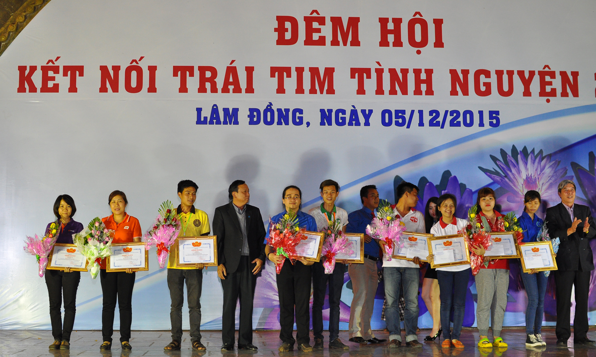 <p> Chị Nguyễn Thị Thanh Lê (thứ hai từ trái qua), GĐ FPT Trading HCM, nhận Bằng khen của Tỉnh đoàn Lâm Đồng về công tác thiện nguyện.</p>