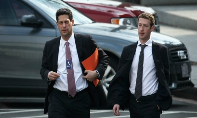 <p class="Normal" style="text-align:justify;"> <strong>5. Bị lôi ra tòa vì bị ba người bạn cùng lớp tố ăn cắp ý tưởng</strong></p> <p class="Normal" style="text-align:justify;"> Năm 2008, Mark đã đạt được thỏa thuận 65 triệu USD với 3 người bạn Harvard bao gồm cặp sinh đôi Tyler và Cameron Winklevoss cùng Divya Narendra. Họ cáo buộc CEO Facebook ăn cắp ý tưởng xây dựng Facebook của họ từ sản phẩm có tên gốc là Harvard Connection (sau đó được gọi là ConnectU).</p> <p class="Normal" style="text-align:justify;"> Cuộc xung đột này cũng đã được đưa thành tâm điểm của “The Social Network”, bộ phim đoạt giải Oscar được viết bởi Aaron Sorkin và David Fincher là đạo diễn.</p>