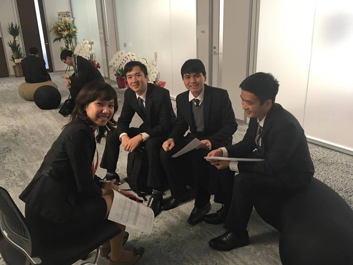 <p class="Normal"> <span>Trong ảnh là các học viên đã phỏng vấn xong.</span></p> <p class="Normal"> Chương trình 10.000 Kỹ sư cầu nối của FPT Software được thực hiện trong giai đoạn 2015-2020. Trong đó, sẽ có khoảng 5.000 học viên được đào tạo tại Nhật Bản trong vòng 6-12 tháng và 5.000 học viên được đào tạo tại Việt Nam. Các học viên tham gia khóa đào tạo tại Nhật Bản sẽ được FPT Software bảo lãnh tài chính với mức vay tối đa 400 triệu đồng và tạo cơ hội tìm kiếm việc làm đúng chuyên ngành IT với mức thu nhập tối thiểu lên đến 2.000 USD/tháng sau khi tốt nghiệp. Trong vòng 6-12 tháng học viên sẽ được đào tạo tiếng Nhật và tiếng Nhật chuyên ngành CNTT cũng như văn hóa Nhật Bản để thi đạt chứng chỉ tiếng Nhật N2. Bên cạnh đó, học viên cũng sẽ được bố trí việc làm thêm, thực tập tại FPT Nhật Bản hoặc các đối tác của FPT tại Nhật và tham gia các khóa học chuyên ngành CNTT trên hệ thống online.</p>