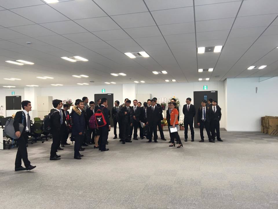 <p class="Normal"> <span style="color:rgb(34,34,34);">Trong sáng nay (12/12), 40 học viên đã tham quan văn phòng mới của FPT Japan tại Minato-ku, Tokyo. Buổi chiều, họ sẽ bước vào phần phỏng vấn. </span></p> <p class="Normal">  </p>