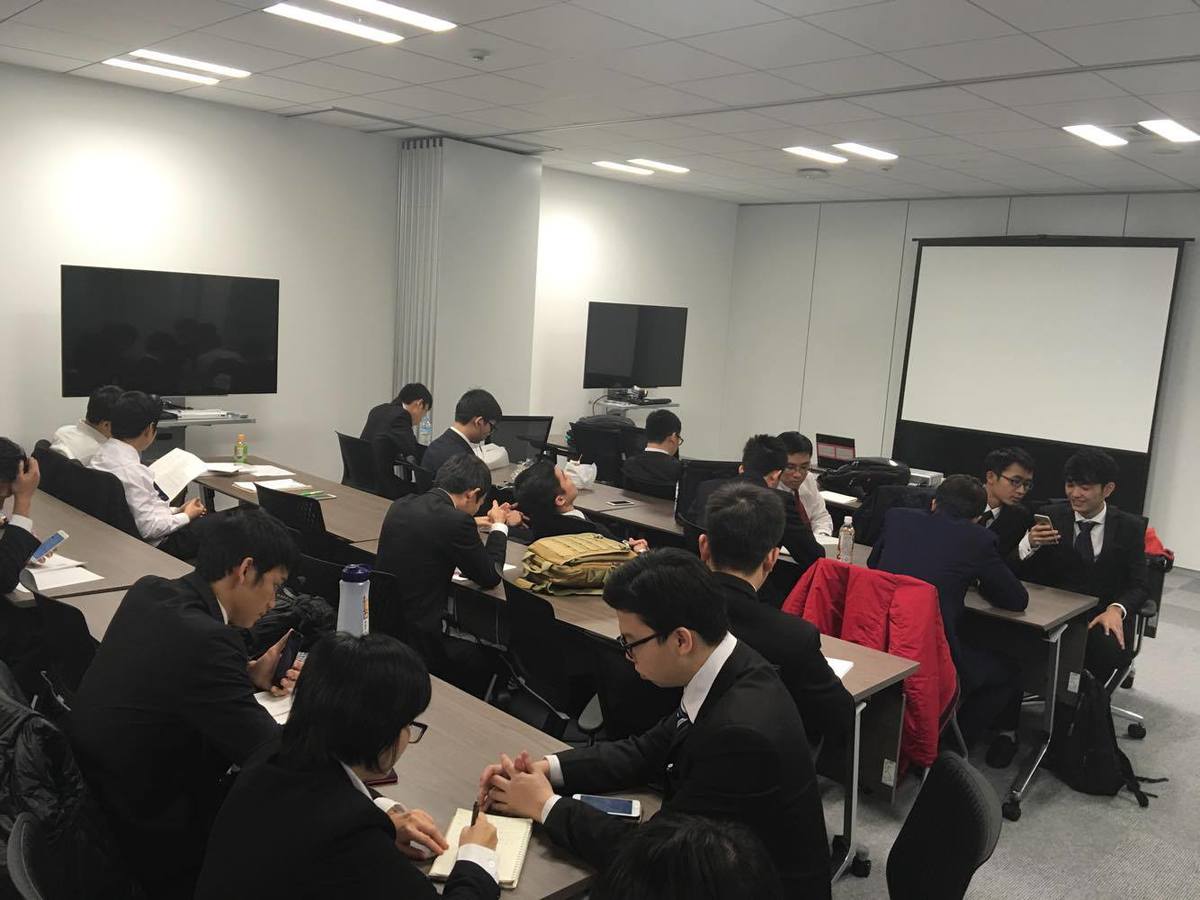 <p class="Normal"> 43 học viên khóa 1 của Chương trình 10K BrSE chính thức nhập học tại Nhật Bản vào đầu tháng 4 năm nay. Dự kiến, khóa học sẽ kết thúc vào đầu tháng 4/2016. Trong chương trình lần này, có một vài học viên bận việc nên vắng mặt.</p> <p class="Normal"> Phó Giám đốc FSU11 Nguyễn Đức Kính rất hài lòng với chất lượng đầu ra của chương trình 10K BrSE. Anh nhận xét: "Các học viên được đào tạo tốt về business manner, thể hiện ở phong cách, đi lại, cách vào phòng phỏng vấn, cách chào hỏi. Một số bạn rất xuất sắc cả trong đọc và viết tiếng Nhật". Tuy nhiên, anh Kính cũng đưa ra lời khuyên: "Một số bạn cần phải cải thiện khả năng đọc hiểu và viết văn bản nên mua sách để đọc thêm, ví dụ các cuốn nhập môn về "IT Passport", "基本情報処理技術者" (Fundamentals of Engineering). Còn các bạn chưa hề có kinh nghiệm đi làm thì nên tham gia công việc với vai trò là SE (System Engineer), làm một thời gian (6 tháng tới một năm) rồi mới trở thành BrSE", anh nói.</p> <p class="Normal"> Chị Phạm Quỳnh Như đồng quan điểm khi đánh giá: "10K khóa 1 có nhiều bạn tiềm năng. Một số có thể vào làm việc ngay. Các bạn đều có phong thái rất tự tin, chững chạc". Trong tuần sau, FPT Japan sẽ công bố kết quả</p> <p class="Normal"> Đây là chương trình Job Fair thứ hai được tổ chức cho học viên khóa 1 của chương trình 10K BrSE. Sự kiện sẽ được tổ chức định kỳ cho học viên tất cả các khóa. Trong tháng 1 tới, một chương trình tương tự sẽ được triển khai cho học viên khóa 2. Theo đại diện BTC, mục đích là tạo cơ hội để các học viên có thể tìm kiếm cơ hội việc làm tại Nhật ngay sau khi kết thúc khóa học. </p>