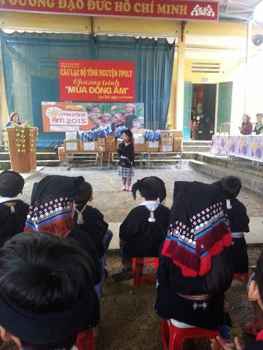 <p> Một em nhỏ hát tặng đoàn tình nguyện viên của FPT Polytechnic bài hát "Đi học" dù phát âm chưa được tròn vành rõ chữ.</p>