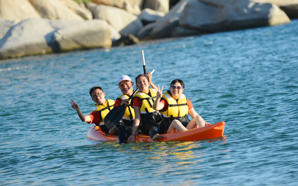 <p> Buổi chiều cùng ngày, các thành viên trong đoàn thỏa sức đắm mình trong làn nước xanh mát của Mũi Dinh và tham gia các hoạt động vui chơi như chèo kayak.</p>