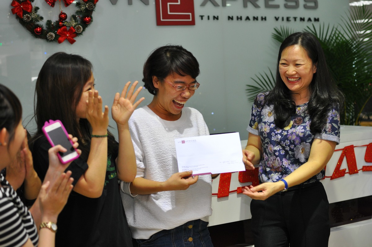 <p style="text-align:justify;"> Chị Thang Thị Bích Liên trao phần thưởng trị giá 2 triệu đồng cho đội thắng cuộc trong niềm hạnh phúc của các thành viên. </p>