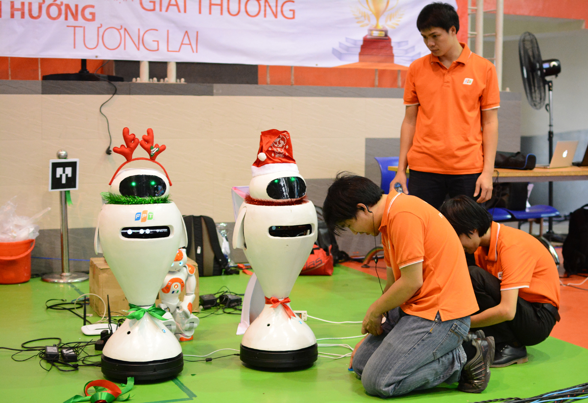 <p> Hai robot Shopie được "trang điểm" hưởng ứng theo không khí Giáng sinh. </p>