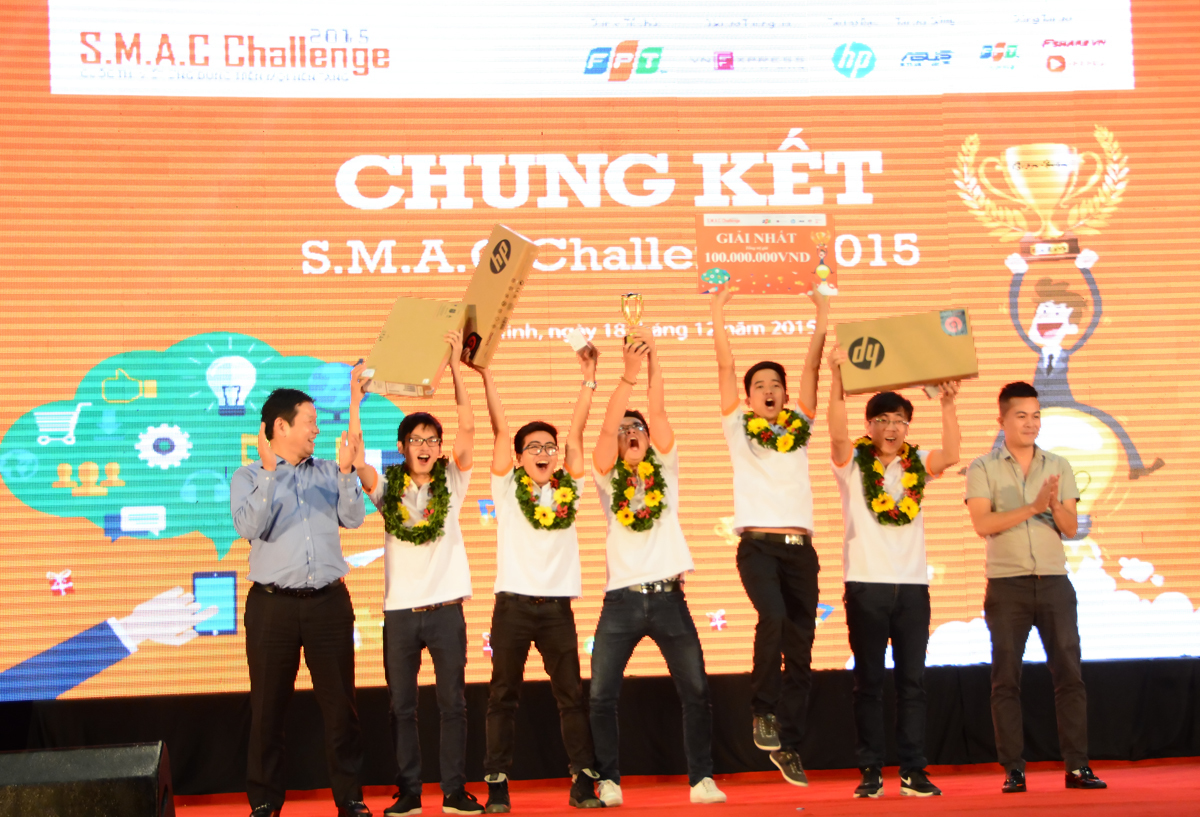 <p> Các thành viên Infinity không giấu nổi niềm vui khi giành vị trí cao nhất cuộc thi SMAC Challenge 2015. Như vậy, họ là đội thứ hai, sau SRC PTIT, mang Cup vô địch về Học viện Bưu chính Viễn thông trong hai năm 2013-2015. </p>