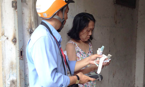 Nhan-vien-thu-cuoc-su-dung-may-8999-2019