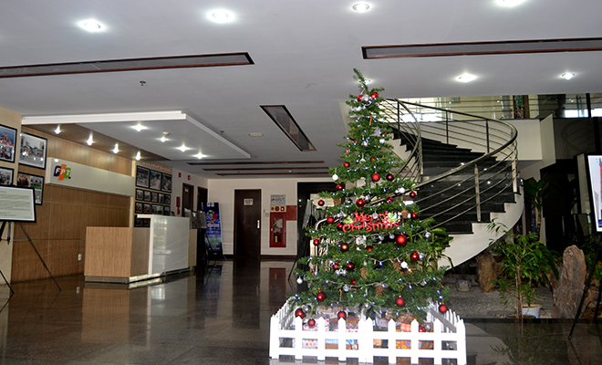 <p style="text-align:justify;"> Tại tòa nhà FPT Đà Nẵng, không khí Giáng sinh đã lan tỏa khắp các khu làm việc. Trong ảnh là cây thông ngay trước cổng đi vào.</p>