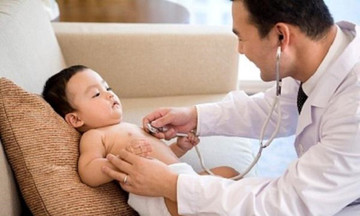 Phụ huynh FPT học cách chăm sóc trẻ bị sốt