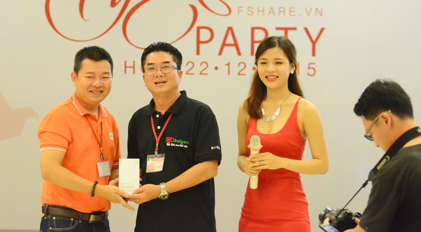 <p> Trong phần quay số ngẫu nhiên, anh Trường cũng trở thành khách mời may mắn nhất nhận được chiếc Samsung Note 5 - quà tặng giá trị nhất của tiệc tri ân. </p>