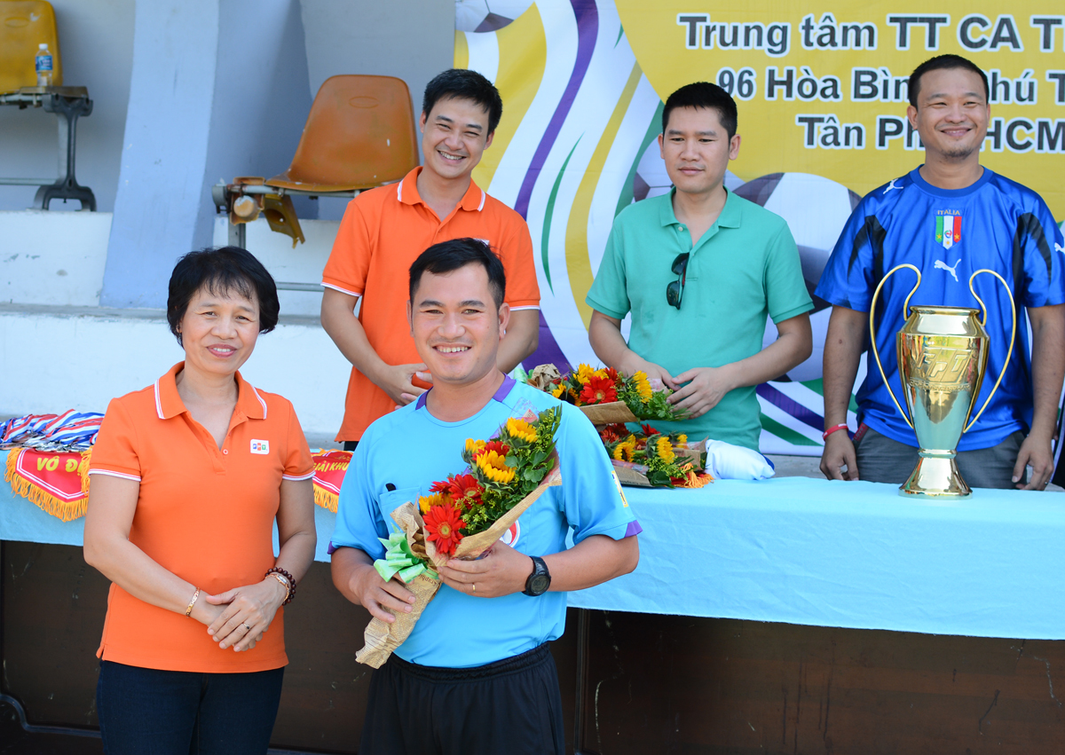 <p> Chị Phạm Thị Thanh Toan - GĐ Nhân sự FPT Telecom, đại diện trao hoa và gửi lời cảm ơn đến tổ trọng tài điều hành giải đấu. </p>