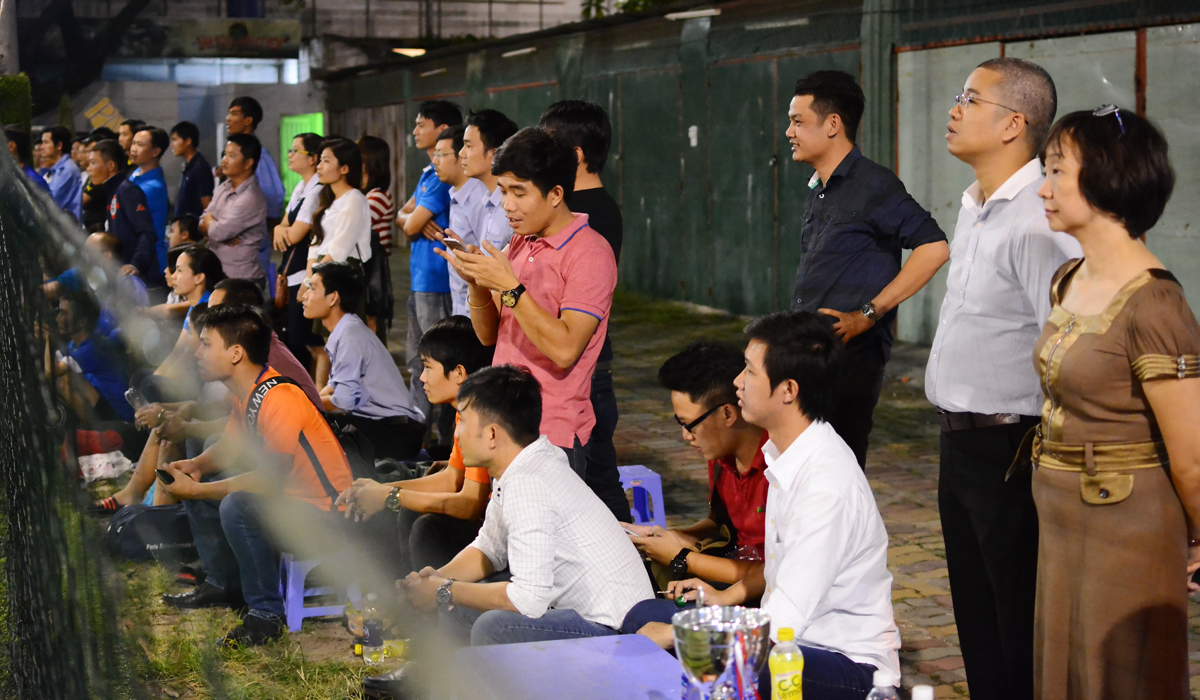 <p style="text-align:justify;"> Anh Chu Hùng Thắng, PTGĐ FPT Telecom, Ban lãnh đạo Phương Nam Telecom và đông đảo khán giả có mặt trên sân từ khá sớm để theo dõi trận chung kết và tranh vị trí thứ 3. </p>