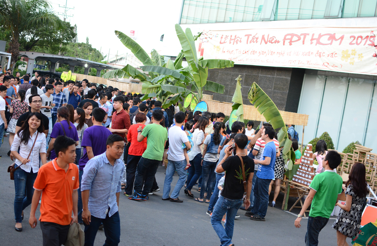 <p> Tối ngày 30/12, Lễ hội tất niên truyền thống của FPT HCM đã diễn ra tại tòa nhà FPT Tân Thuận, quận 7, TP HCM, thu hút gần 1.000 người tham gia. </p>